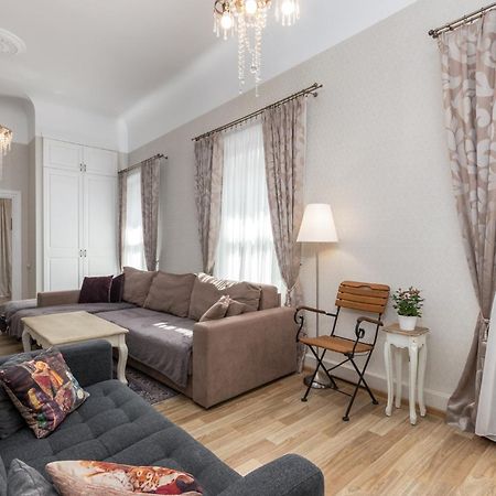 Elegant Apartment In Historical Centre & Free Locked Parking Riga Exterior photo