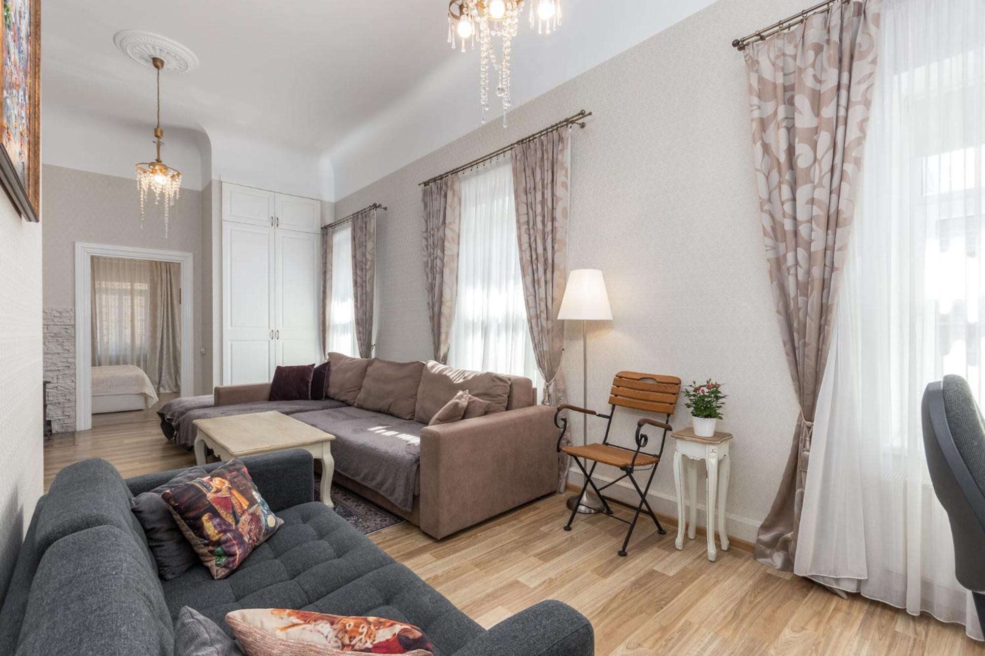 Elegant Apartment In Historical Centre & Free Locked Parking Riga Exterior photo