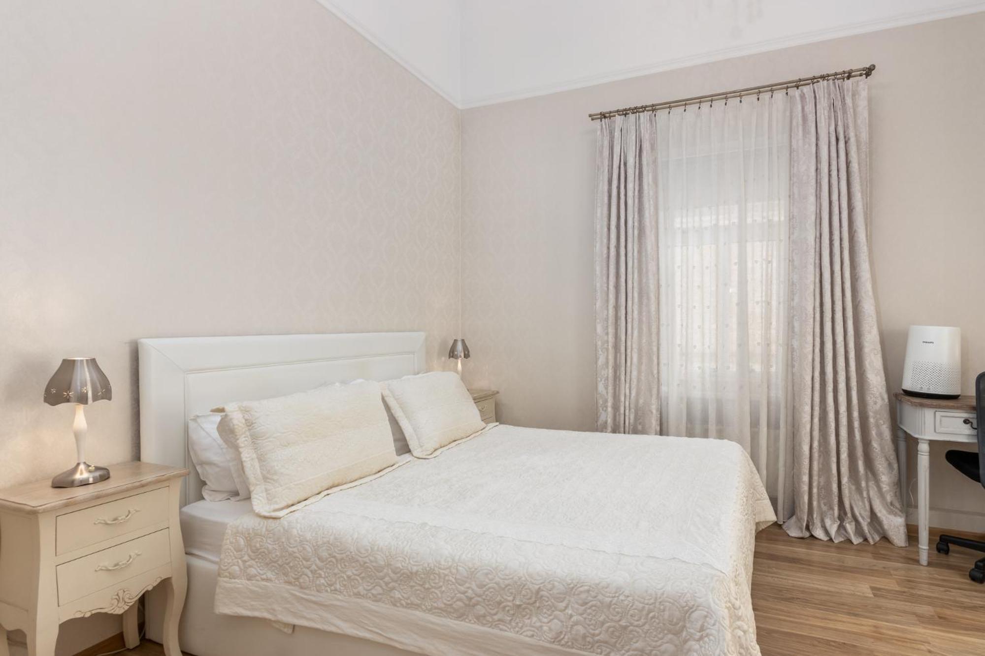 Elegant Apartment In Historical Centre & Free Locked Parking Riga Exterior photo