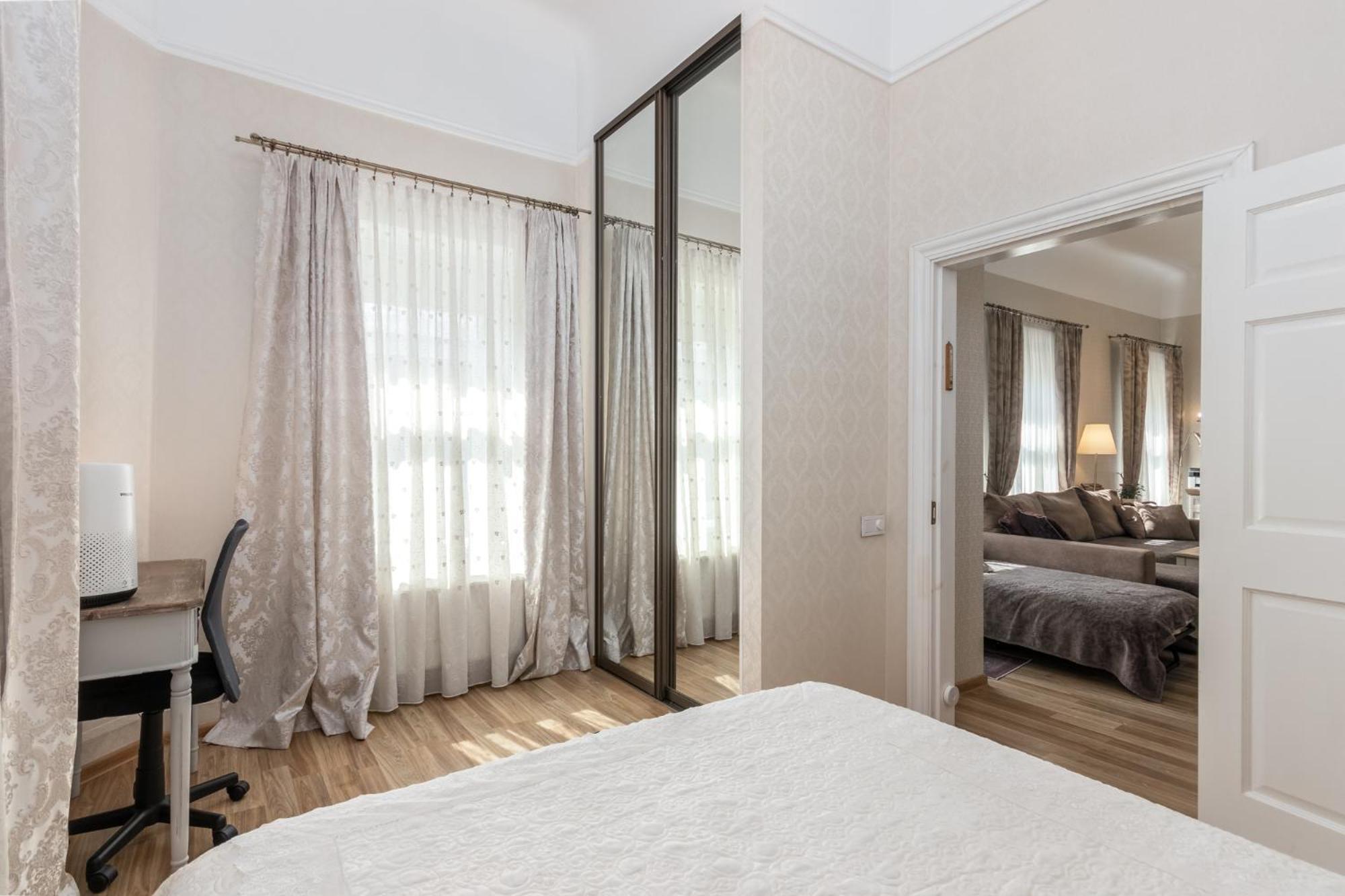 Elegant Apartment In Historical Centre & Free Locked Parking Riga Exterior photo