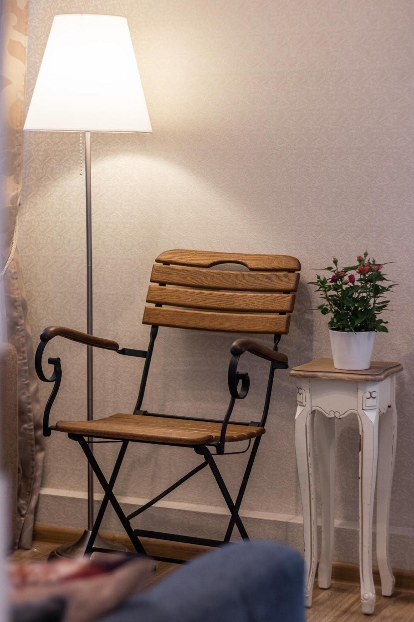 Elegant Apartment In Historical Centre & Free Locked Parking Riga Exterior photo