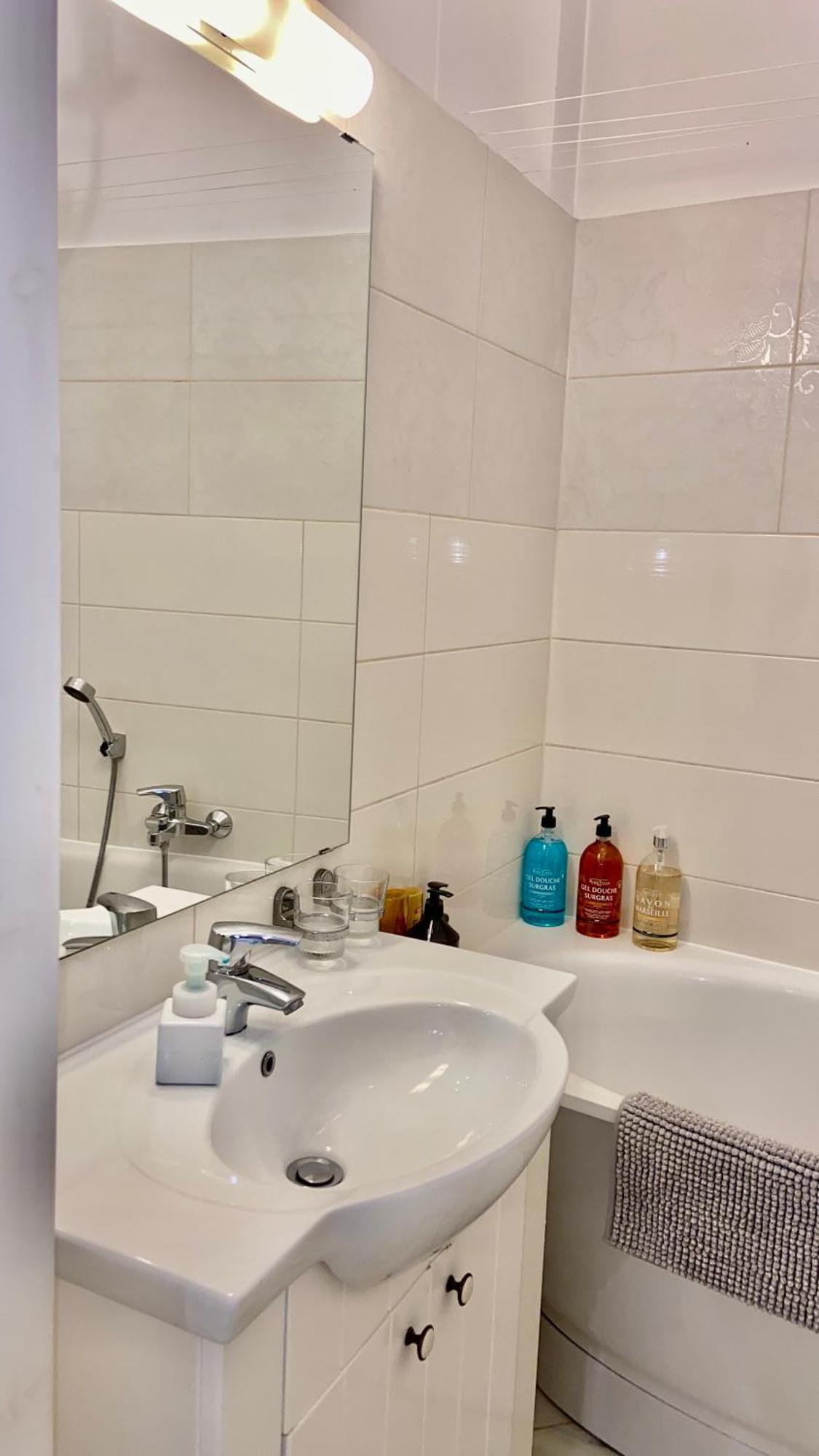 Elegant Apartment In Historical Centre & Free Locked Parking Riga Exterior photo